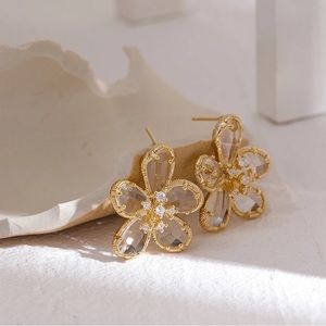 ◾️18K Gold Plated Shiny Cubic Zirconia Flower Stud Earrings